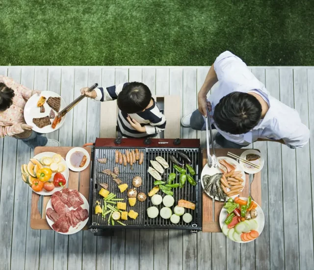 rodzina przy grillu